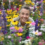 7 fleurs qui poussent toutes seules et transforment le jardin, même sans avoir la main verte