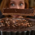 La pâte sablée au cacao change tout dans cette tarte au chocolat de Pâques, voici pourquoi